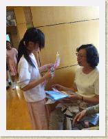 DSCF3383 * 畢業生代表致送禮物予全體老師 * 1944 x 2592 * (1.11MB)