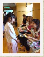 DSCF3384 * 畢業生代表致送禮物予全體老師 * 1944 x 2592 * (1.13MB)