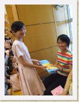 DSCF3390 * 畢業生代表致送禮物予全體老師 * 1944 x 2592 * (1.11MB)